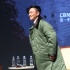 劉德華現(xiàn)身清華再秀軍大衣：穿上跟賭神一樣
