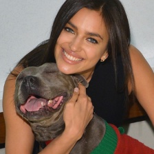 C羅女友伊莉娜亮相圣誕活動 露小蠻腰抱斗牛犬