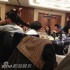 王力宏与李靓蕾亲密咬耳秀恩爱 称要努力造人
