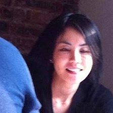 王菲与嫩男相约平民餐厅喝茶 妆容清淡心情大好