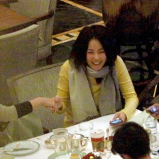 王菲会友无名指带崭新钻戒 似策划明年复出事宜