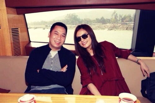 <em>赵薇</em>与老公甜蜜合影 <em>女儿</em>小四月用餐照萌翻众