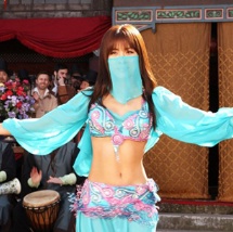 《朝鲜美女三剑客》曝新照 河智苑性感跳肚皮舞