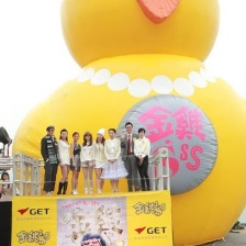 吳君如力撐《金雞3》活動(dòng) “大黃雞”碩大搶眼