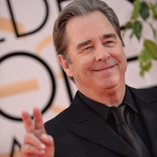 老影星博·布里奇斯亮相红毯 开心微笑比V卖萌