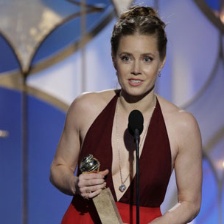 艾米·亚当斯获最佳喜剧女主角 红裙性感吸睛