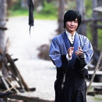 《浪客剑心》曝花絮照 佐藤健挥刀厮杀藤原龙也