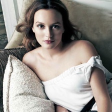 “Queen B”优雅露白嫩香肩 透待嫁新娘成熟魅力