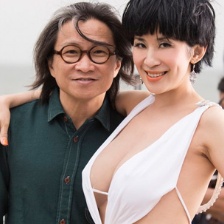 吳君如大尺度撐《金雞3》 性感深V摟陳可辛入懷