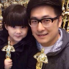 王詩(shī)齡游好萊塢手拿小金人 王岳倫調(diào)侃小妞獲獎(jiǎng)
