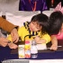 Kimi与王诗龄随爸爸出席活动 甜蜜画画两小无猜