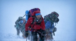《雙龍出手》導演新片首曝劇照 冰雪天登山歷險