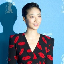 王學(xué)兵撐《白日焰火》發(fā)布會(huì) 桂綸鎂大秀美腿