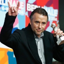 理查德·林克萊特獲最佳導(dǎo)演 奇怪手勢(shì)彰顯個(gè)性