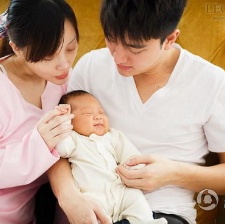 李小璐曬溫馨全家福 賈乃亮半裸女兒似小天使
