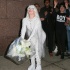 Lady GaGa穿白衣扮另类新娘 向路人抛花引围观