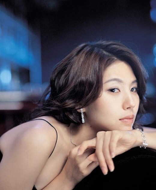 韩国女演员李恩珠去世九周年 影迷举行追悼仪式