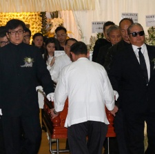 午馬遺體送往火化 成龍、洪金寶、唐季禮扶靈
