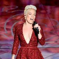 粉红佳人登台表演 短发显时髦低胸红裙性感迷人