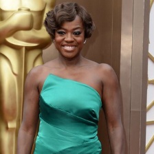 《帮助》维奥拉·戴维斯绿裙裹胸 笑容灿烂迷人