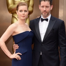 最佳女主角提名艾米·亚当斯秀香肩 优雅显气质