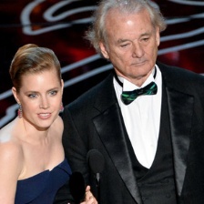 艾米·亚当斯登台颁奖 兴奋牵手老演员比尔·默瑞