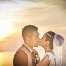 嚴(yán)屹寬杜若溪巴厘島夢幻大婚 海邊盟誓動情擁吻