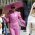Lady GaGa日换三雷装 半天扮贵妇傍晚装外星人
