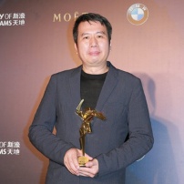 最佳美術(shù)指導(dǎo)邱偉明亮相后臺(tái) 手握獎(jiǎng)杯興奮難抑