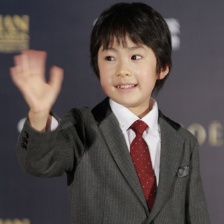 《如父如子》二宮慶多亮相 可愛小紳士微笑揮手