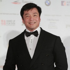 唐季禮導(dǎo)演低調(diào)亮相 雙排扣西裝別致不失大方
