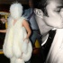 Lady GaGa浑身毛绒头套遮面 晒生日照男友献吻