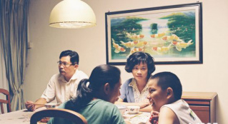 电影《爸妈不在家》评论 家庭温情中的犀利讽喻