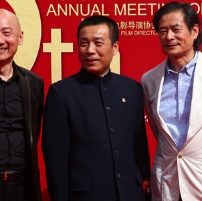 导演张建亚亮相红毯全程微笑 江平导演亲切挥手