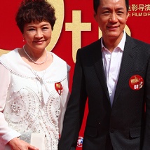 冯远征夫妇恩爱牵手亮相红毯 微笑示意心情好