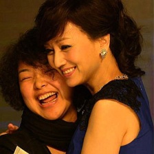 “白娘子”趙雅芝撅嘴賣萌 抱粉絲展女神笑顏