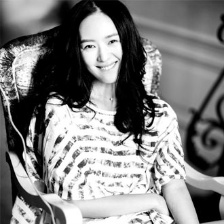 童瑤黑白色調寫真動靜皆宜 率性俏皮露纖細長腿