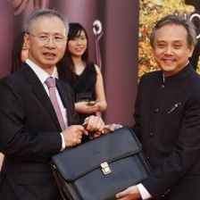 陈嘉上亮相红毯笑容灿烂 举手机大玩自拍心情好