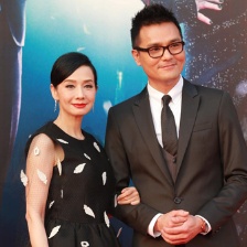 毛舜筠身穿黑裙羽毛巧點綴 手挽林家棟小鳥依人