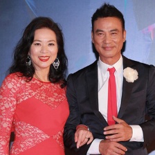 任達華攜手女伴亮相紅毯 心情大好頻頻揮手致意