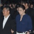 巩俐穿透视装挽老总现身 穿白色牛仔帅气显干练