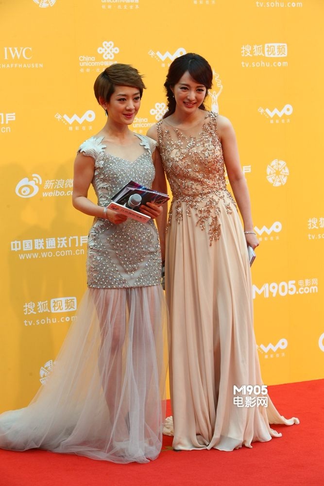 主持人瑶淼,李密率先登红毯 造型柔美气质婉约