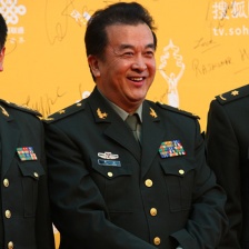 黄宏穿军装英武登红毯 笑意盈盈挥手致意显亲切