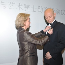 葛优被授法国骑士勋章 穿20年前西服亮相曝新片