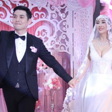 嚴(yán)屹寬新婚歸來設(shè)宴招待賓客 新娘身穿深V婚紗