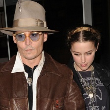 51岁德普为28岁美艳小女友庆生 手握玫瑰赠佳人