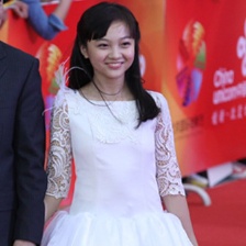 《一把鑰匙萬把鎖》劇組亮相 林妙可公主裙超萌