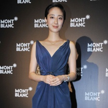 桂綸鎂穿深V禮服性感撈金 品牌老總獻(xiàn)花頻對視