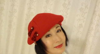65岁潘迎紫短发红唇自拍似少女 网友：天山童姥