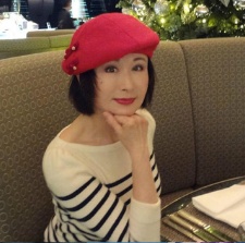 65歲潘迎紫短發(fā)紅唇自拍似少女 網(wǎng)友：天山童姥